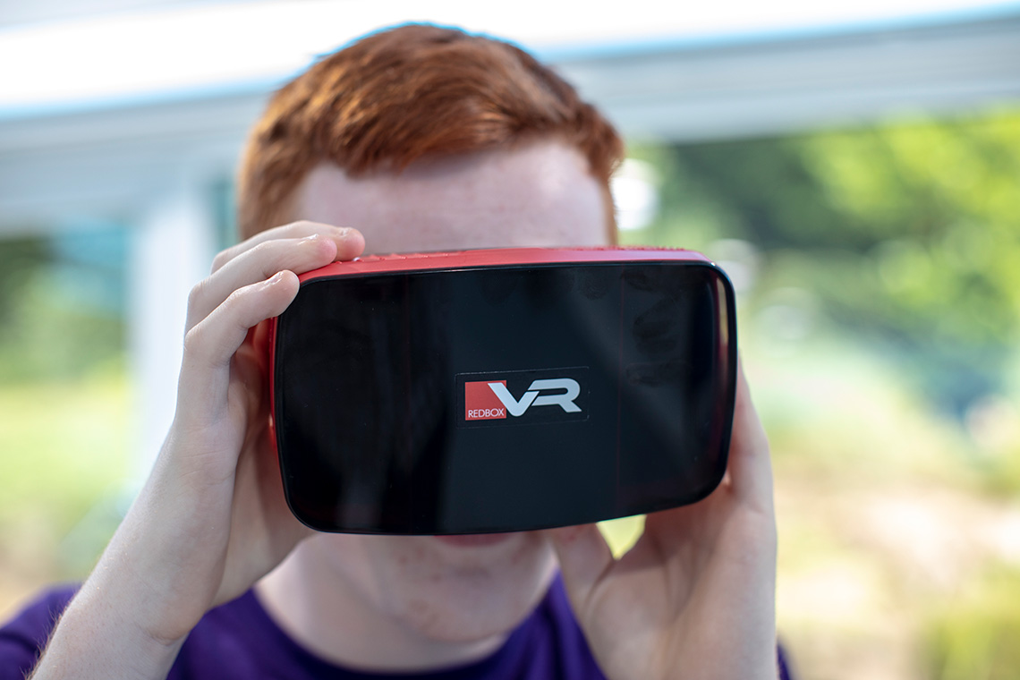Helper using a VR headset