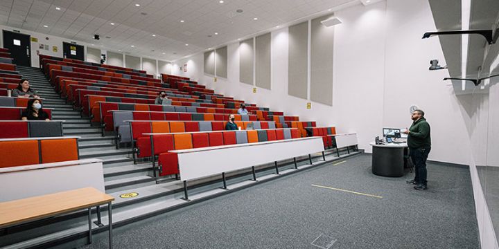 Managing audience participation in a hybrid lecture theatre environment